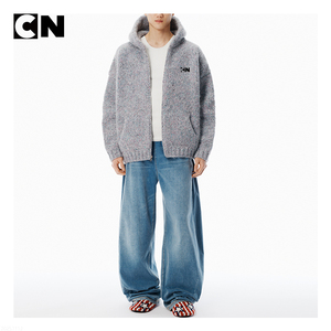 Pull à capuche surdimensionné en <span class=keywords><strong>laine</strong></span> épaisse gris avec logo crocheté à la main, fabriqué par un fabricant certifié GRS - Product Image 2