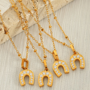 Collier pendentif en zircon en forme de U avec chaîne dorée pour femme, bijou cadeau, serti pavé, en alliage de zinc, collier tendance - Product Image 3
