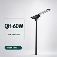 Lampadaire solaire LED 60W à température de couleur réglable (2700K-6000K) IP66 190LM/W Angle de faisceau 140° Télécommande Alliage d'aluminium