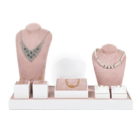 Accessoires de présentation de bijoux haut de gamme personnalisés en microfibre rose à motif floral pour bagues, colliers, breloques, bracelets et boucles d'oreilles