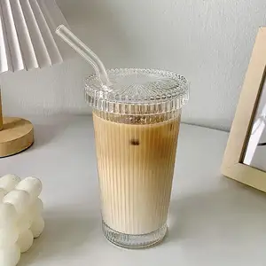 핫 세일 350ml 투명 버블 티 컵 뚜껑과 빨대가있는 간단한 골지 세로 줄무늬 유리 컵