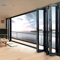 Porte pliante multi-panneaux en alliage d'aluminium mince, moderne, pour extérieur, avec verre trempé, vue panoramique, pour terrasse de villa urbaine