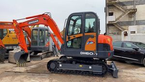 Offre Spéciale : Mini-pelleuse Doosan DH60 d'occasion avec chenilles résistantes à l'usure, marteau hydraulique en option et faible consommation de carburant. - Product Image 3