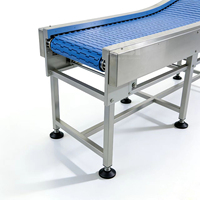 Convoyeur à chaîne en acier inoxydable AST avec panneaux latéraux anti-déversement pour transfert d'aliments à angle prononcé, facile à nettoyer et réglable