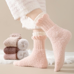 Calzini Invernali da <span class=keywords><strong>Donna</strong></span> in Velluto Corallo Spesso e Morbido di Alta Qualità - Pantofole Calde per Uso Quotidiano e Post-Parto - Product Image 1