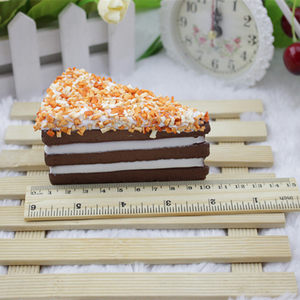 Support de présentation triangulaire décoratif Sophia pour gâteaux mousse, idéal pour vitrine de pâtisserie, photographie et décoration de table - Product Image 2
