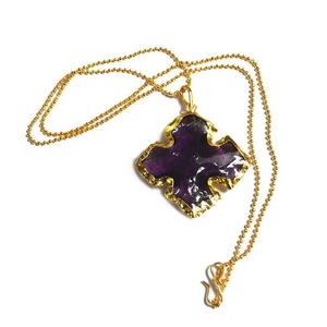 Collier vintage en verre Violet avec "fleur", bijou tête de flèche sculptée avec chaîne dorée - Product Image 1