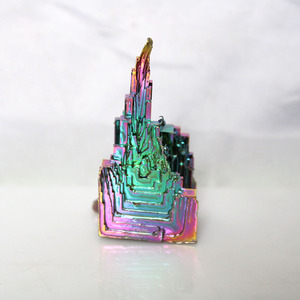 Vente en gros de cristaux de bismuth arc-en-ciel naturels Cristaux de bismuth minéral en forme de pyramide Feng Shui et de style moderne - Product Image 2