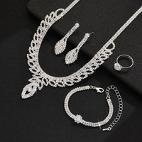 Cuivre griffe chaîne ensemble de bijoux de mariée à la mode strass collier boucles d'oreilles Bracelet anneau pour les mariages et les fêtes