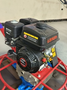 Talocheuse à essence LONCIN 6,5 CV avec moteur haute puissance pour le finissage du béton - Product Image 5