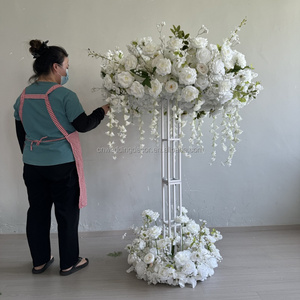 Alte file bianche lisce di <span class=keywords><strong>fiori</strong></span> sono usate come <span class=keywords><strong>fiori</strong></span> del corridoio per decorare il bordo del palcoscenico del matrimonio - Product Image 5