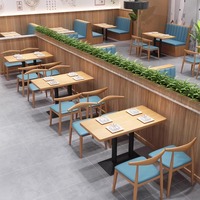 Ensemble de mobilier haut de gamme pour restaurant de restauration rapide : banquette bleue rembourrée, table et chaises en bois pour hot-dogs et pizzas