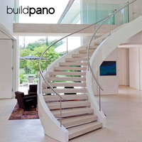 Escalier en colimaçon de luxe avec marches en marbre de Carrare et garde-corps en métal pour villas haut de gamme et projets résidentiels