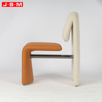 Chaise de salle à manger moderne et confortable en mousse moulée avec revêtement textile orange pour table à manger