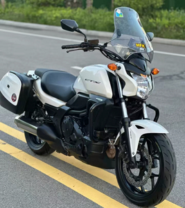 <span class=keywords><strong>Moto</strong></span> Usata da Turismo 2017 Apulia <span class=keywords><strong>850</strong></span> con Trasmissione Automatica, 10.000 Chilometri - Product Image 2