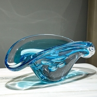 Bol décoratif en verre soufflé à la main bleu, asymétrique et festonné, avec texture d'ondulation d'eau, pièce maîtresse artistique pour la décoration de table