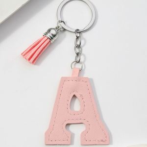 Nouveauté 2025 : Porte-clés en cuir PU avec 26 lettres anglaises et pompons en cuir colorés pour pendentif lettre nominative – Cadeau spécial - Product Image 3