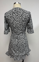 Mini-robe moulante décontractée d'été pour femme, noire et blanche, à motif floral, col en V, ourlet à volants, respirante, écologique, 100 % coton, taille naturelle, tissée
