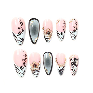 Ongles press-on de luxe en forme d'amande avec rayures léopard et zèbre, strass et breloques métalliques - Product Image 1