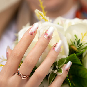 Uñas Postizas con Diseño Floral, Forma de Almendra, Longitud Media, Acrílicas, para Aplicación en Dedos - Product Image 1