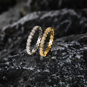 Anillo de Eternidad de Moissanita en Oro Amarillo con Engaste Hexagonal Pavé y Corte Brillante Redondo, Joyería Clásica de Compromiso para Mujer - Product Image 4