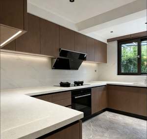 Armoires de cuisine classiques européennes personnalisées en bois massif avec porte en verre et rangement supérieur pour villa - Product Image 5