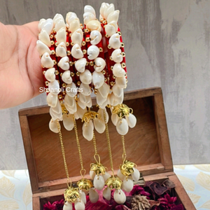 Brazaletes de hilo de seda hechos a mano con Latkan Cowrie Shell Brazaletes con metal Moti Work para mujer Joyería de boda - Product Image 2