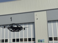Беспилотный летательный аппарат с вертикальным взлетом и посадкой (EVTOL) на новой батарее, складная конструкция, время полета 30-45 минут, скорость 100 км/ч, полезная нагрузка 300 кг, компактный размер.