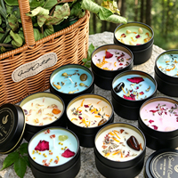 Bougie parfumée en cire de soja dans une boîte en métal avec des fleurs séchées pour cadeaux