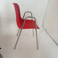 Chaise d'école empilable en plastique PP avec structure en acier chromé et accoudoirs pour salle de classe et salle de formation