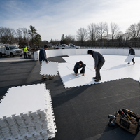 Planche de glace synthétique UHMWPE facile à installer, surface lisse de 20 mm, patinoires artificielles HDPE de petite taille