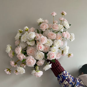 Camino de Mesa con Flores Rosadas al por Mayor D-FR163, Camino de Mesa con Flores Blancas para Pasillo, Camino de Mesa con Rosas Artificiales de Seda para Decoración de Bodas - Product Image 1