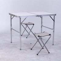 Table de plage pliable portable, table de camping légère en aluminium, table de pique-nique pliable avec 2 chaises pliantes intégrées