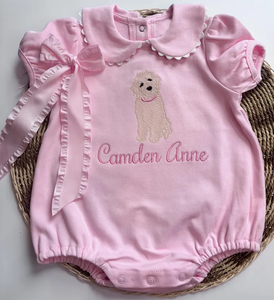 ملابس أطفال حديثي الولادة من القطن 100%: سالوبيت بناتي بتصميم بابل وياقة بيتر بان مطرزة مع حواف وربطة عنق حمراء - Product Image 3