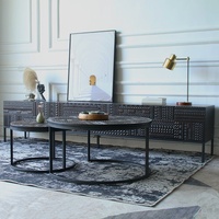 Table basse vintage en teck massif nordique belge sculpté avec structure métallique, design simple et rond, pour salon
