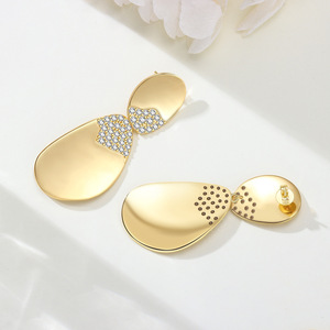 Boucles d'oreilles clous asymétriques minimalistes en cuivre blanc, très tendance, boucles d'oreilles sophistiquées pour femmes. - Product Image 2