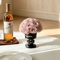 Décoration d'intérieur : Composition florale éternelle avec vase en marbre et roses, idéale pour anniversaire, fête de pendaison de crémaillère, réunion de famille