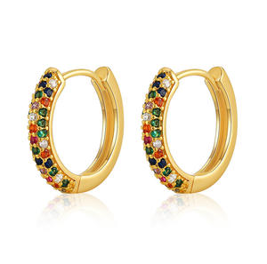 Delicados pendientes de aro Huggie de latón chapado en oro de 18 quilates para mujer, pendientes de aro de circonita cúbica multicolor para uso diario - Product Image 1