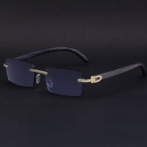 แว่นกันแดดทรงยุโรปอเมริกันไร้กรอบสำหรับผู้ชาย สีดำ ประดับคริสตัล ขาแว่นไม้ เลนส์ PC ป้องกันรังสียูวี 400 แฟชั่นสำหรับการเดินทาง ขับรถ และการแสดงบนเวที - Product Image 3