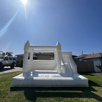 Château gonflable Ceyu blanc avec toboggan large et tour en forme de cloche pour événements extérieurs