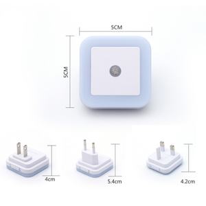 Luz Nocturna Pequeña con Sensor de Luz, Enchufe de Pared, Brillo Regulable - Product Image 1