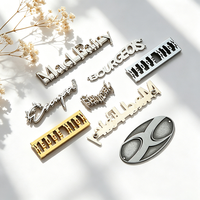 Étiquette métallique gravée personnalisée avec logo de marque pour fabricant de vêtements, jeans, accessoires en cuir – graphisme personnalisé pour marque privée