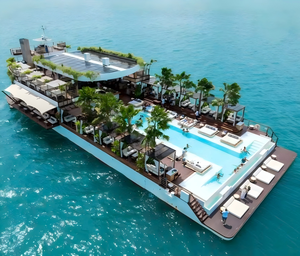 Yate de Lujo HY de 50m*18m con Piscina, Vistas al Mar, Cabina para DJ, Kayak y Paddleboard Batería/Gasolina para Motor Intraborda - Product Image 1