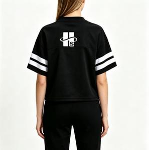 Vente en gros OEM – Maillots sportifs pour femmes à col en V, 100 % polyester, séchage rapide, manches rayées, hauts sportifs, logo personnalisé, chemises jersey unies à coupe courte - Product Image 3