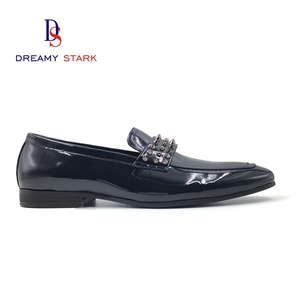 Chaussures pour hommes en cuir véritable brillant, à enfiler, texture luxueuse légère pour l'automne, rivets métalliques, logo personnalisé de haute qualité, originales - Product Image 2