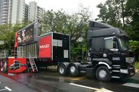 Camion mobile LED long avec écran trois faces, étanche IP65, luminosité 6500 cd, pixels de 4 mm pour affichage publicitaire dynamique