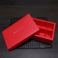 Boîte à macarons personnalisée avec papier couché gaufré