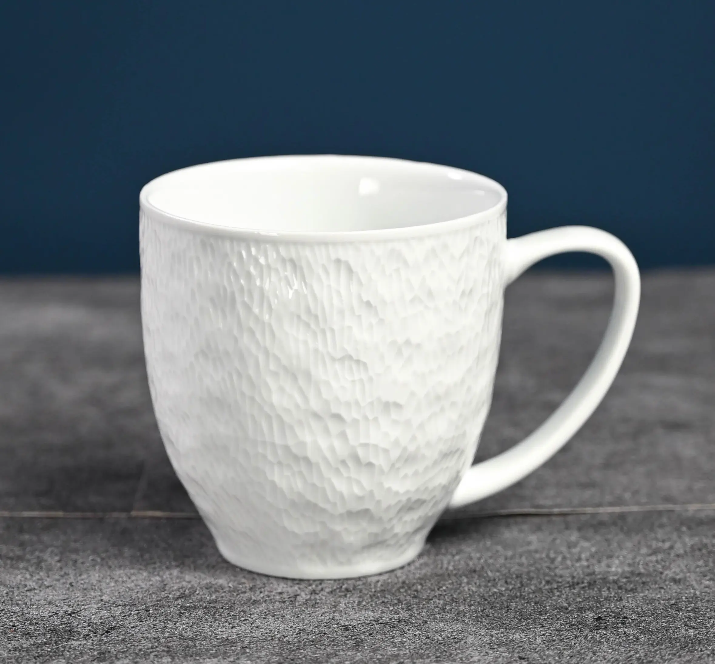 PITO सफेद आधुनिक डिजाइन चीनी मिट्टी के कॉफी मग उभरा हुआ होरेका अनुकूलित मग और कप सिरेमिक कॉफी मग