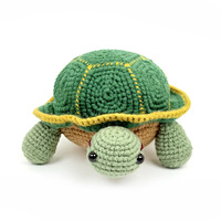 Poupée tortue en coquille verte crochetée à la main Kiva, petite décoration décorative pour chambre à coucher, chevet ou bureau
