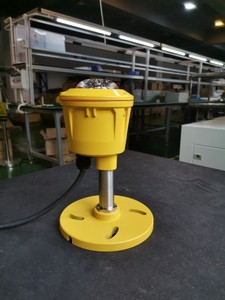 Lampe de signalisation LED de type B à faible intensité ICAO FAA, rouge, à émission constante 32,5 cd, IP65, pour la sécurité des tours radio, des tours de refroidissement et des hangars - Product Image 1